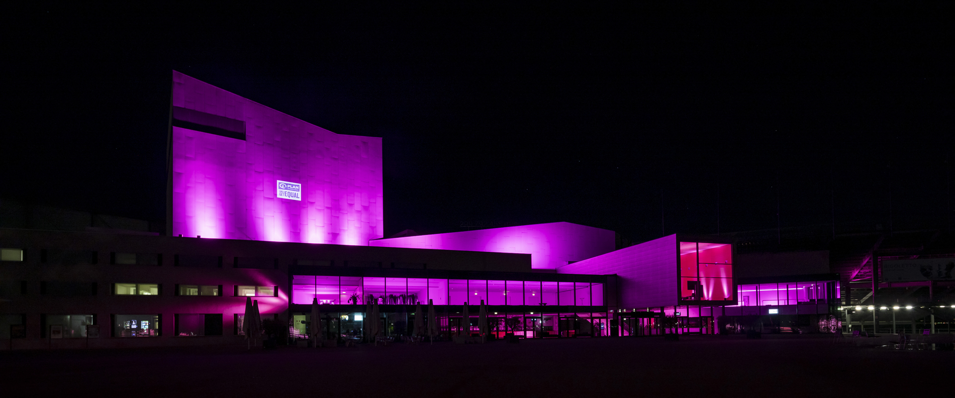 Festspielhaus erstrahlt in Pink